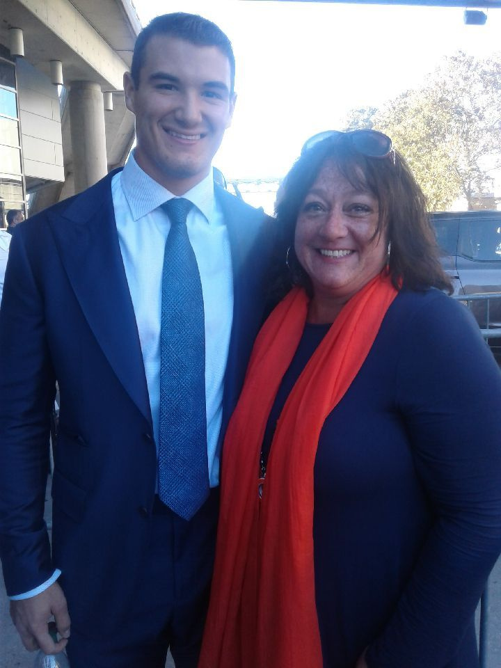 Bears QB Mitch Trubisky z nekdanjo učiteljico Carole Elwell. | Z dovoljenjem Carole Elwell