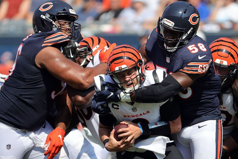 Bears linebacker Roquan Smith (58) zwolnił bengalskiego rozgrywającego Joe Burrow (9) w ostatnią niedzielę na Soldier Field. Niedźwiedzie miały pięć worków i cztery na wynos w zwycięstwie 20-17.