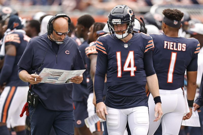 Matt Nagy (til venstre, med quarterback Andy Dalton) har 31-27 (0,534) på ​​fire sæsoner som Bears