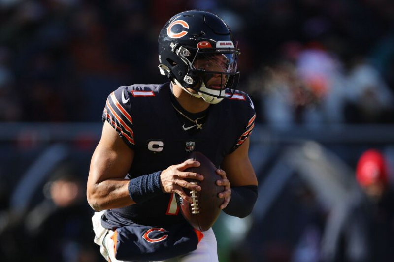   Bears quarterback Justin Fields begint in te zien hoe zijn briljante hardloopvermogen hem kan helpen verbeteren als passer.
