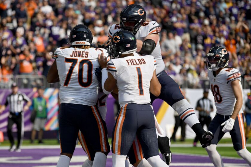   Braxton Jones (70) och Justin Fields (1) firar en touchdown mot Vikings den 9 oktober på U.S. Bank Stadium.