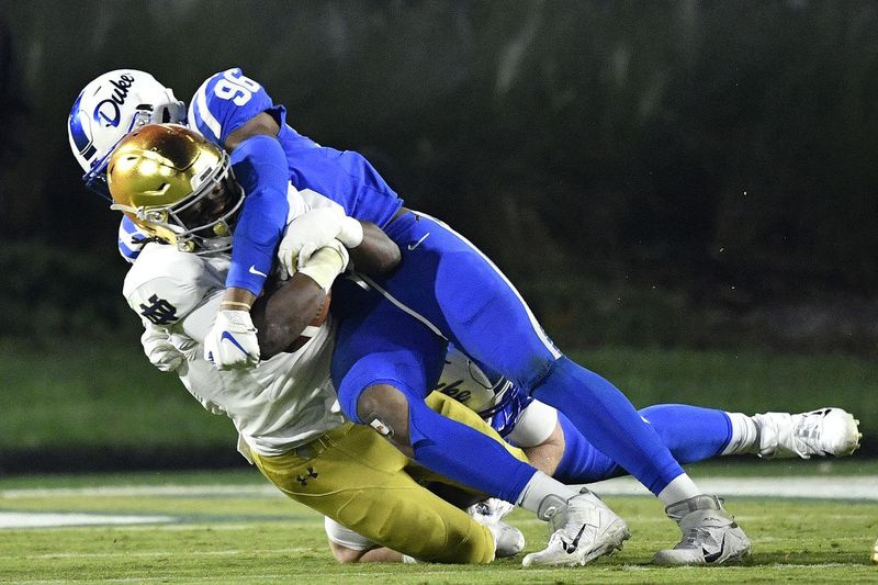 Chris Rumph II de Duke fait un tacle contre Notre Dame en 2019.