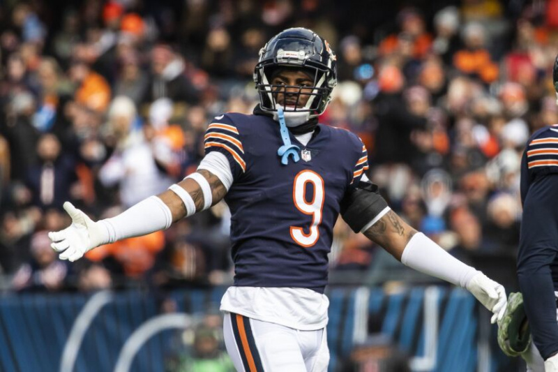  Een foto van Bears Safety Jaquan Brisker die reageert op een oproep tijdens het Lions-spel.