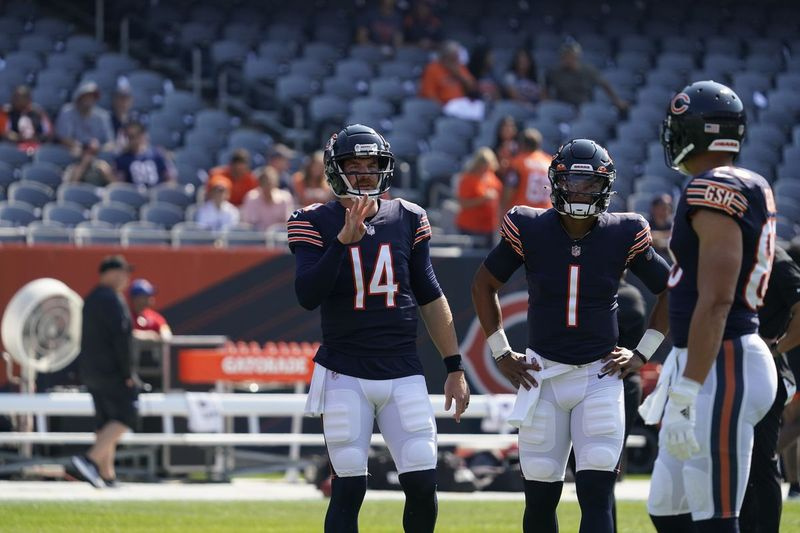 Andy Dalton (14) steht als Starter für die Bears in dieser Saison 1:1. Rookie Justin Fields (1) liegt 0:1 nach der 26:6-Niederlage der Bears gegen die Browns in Fields beim ersten NFL-Start letzte Woche.