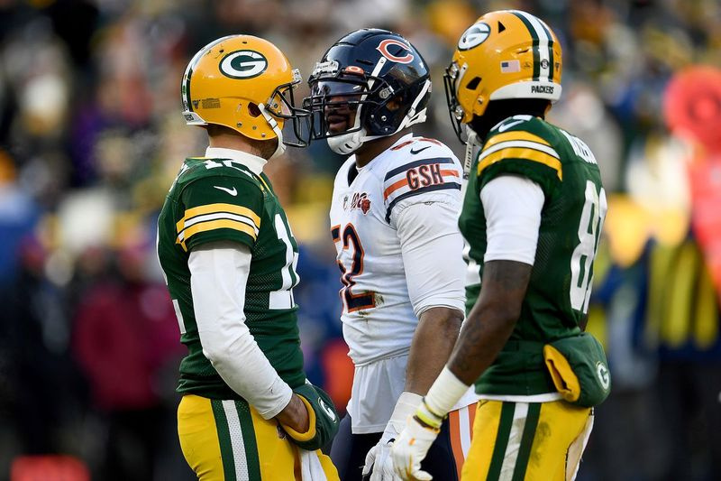 Bears outside linebacker Khalil Mack och Packers quarterback Aaron Rodgers käkar fram och tillbaka i förra årets match.