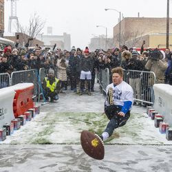 Ein Mann fällt, nachdem er versucht hat, einen Fußball 43 Yards zu treten, um NFL-Tickets für ein beliebiges Spiel zu gewinnen, außerhalb des Goose Islands Tap House, Samstag, 12. Januar 2019, in Chicago. Goose Island sponserte die Veranstaltung und ermutigte die Teilnehmer, ein ähnliches Field Goal zu versuchen, das Kicker Corey Parkey von Chicago Bears in einem Playoff-Spiel gegen die Philadelphia Eagles verpasste, was dazu führte, dass die Bears das Spiel verloren. | Tyler LaRiviere/Sun-Times
