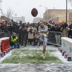 Ein Mann versucht, einen Fußball aus 43 Yards zu treten, um NFL-Tickets für ein beliebiges Spiel außerhalb des Goose Islands Tap House am Samstag, den 12. Januar 2019, in Chicago zu gewinnen. Goose Island sponserte die Veranstaltung und ermutigte die Teilnehmer, ein ähnliches Field Goal zu versuchen, das Kicker Corey Parkey von Chicago Bears in einem Playoff-Spiel gegen die Philadelphia Eagles verpasste, was dazu führte, dass die Bears das Spiel verloren. | Tyler LaRiviere/Sun-Times