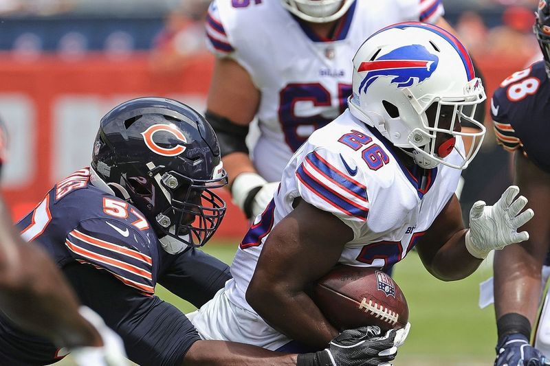 Bills uciekający Devin Singletary próbuje oderwać się od linebackera Bears, Christiana Jonesa w sobotę na Soldier Field.