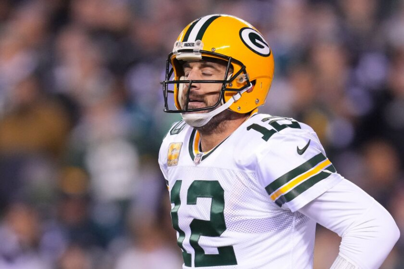   Ett foto av Aaron Rodgers som reagerar på att kasta en avlyssning mot Eagles.