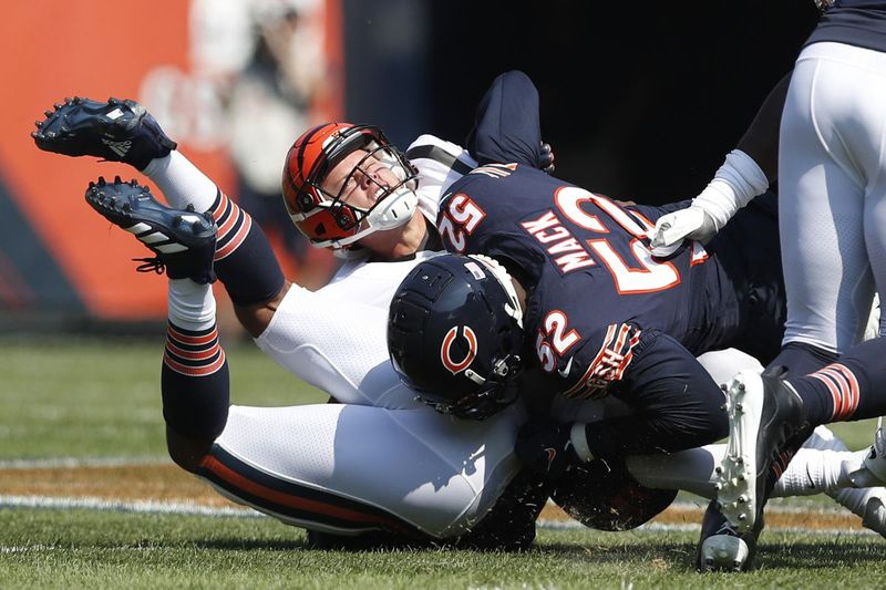 Il linebacker dei Bears Khalil Mack (52, ha licenziato il quarterback dei Bengals Joe Burrow il 19 settembre al Soldier Field) ha subito sei sack nelle prime sei partite, ma ha saltato le ultime due partite per una distorsione al piede.