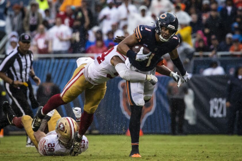   Le quart-arrière des Bears Justin Fields court pour un gain de 12 verges au cours du deuxième quart contre les 49ers de San Francisco dimanche à Soldier Field. | Ashlee Rezin/Sun-Times