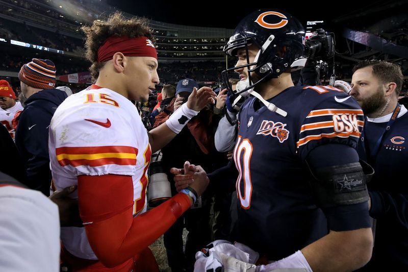 Bears quarterback Mitch Trubisky (vpravo), č. 2 draftu NFL 2017, čelil quarterbackovi Chiefs Patricku Mahomesovi, č. 10 výběru tohoto draftu, loni 22. prosince na Soldier Field – vítězství 26-3 Chiefs. Trubisky se v neděli na Soldier Field utká s Deshaunem Watsonem z Texasu – 12. volbou draftu 2017.