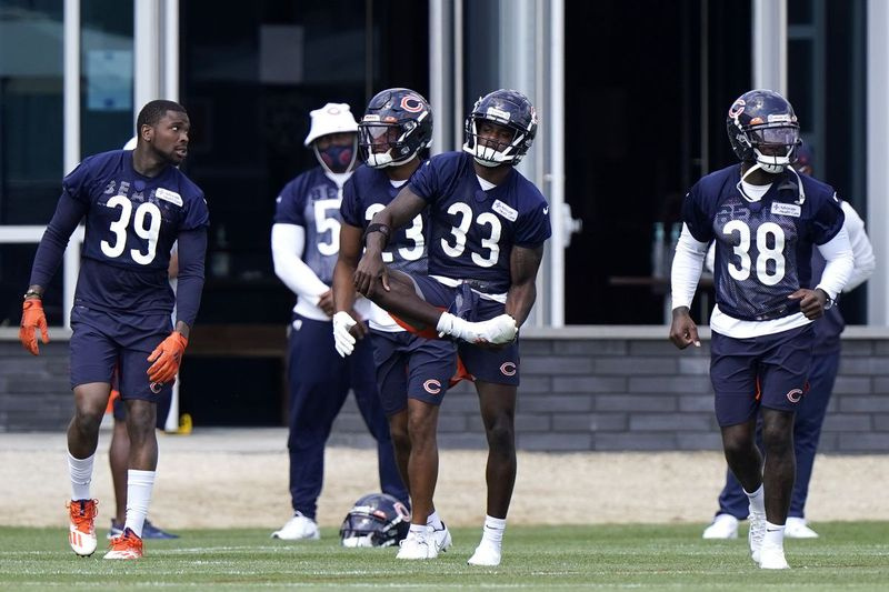 El esquinero Jaylon Johnson (33) y el profundo Tashaun Gipson (38) figuran como titulares.