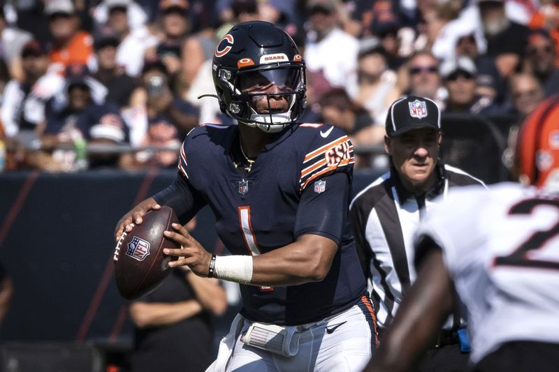 El mariscal de campo de los Bears, Justin Fields, lanza contra los Bengals el domingo.