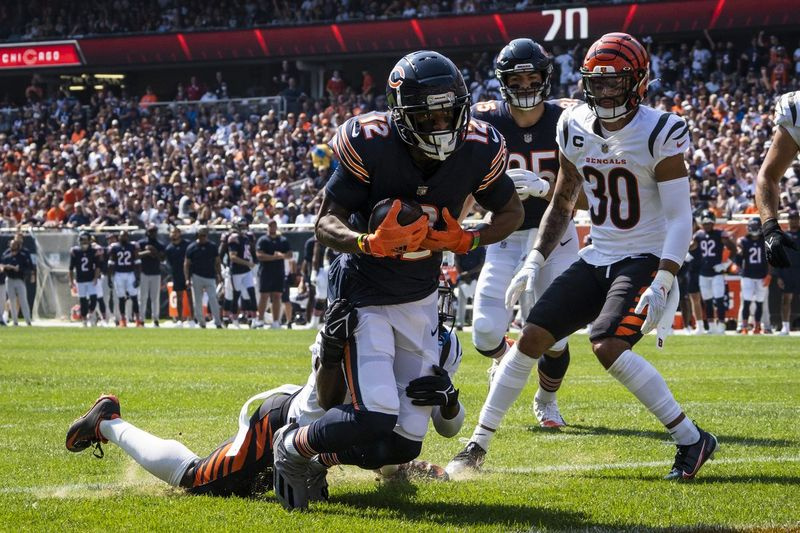 El mariscal de campo de los Chicago Bears, Andy Dalton, pasa al receptor abierto Allen Robinson para un touchdown de 11 yardas durante el primer cuarto del domingo contra los Cincinnati Bengals en Soldier Field.