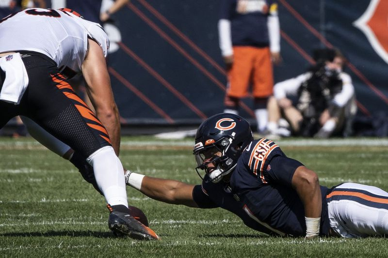 El mariscal de campo de los Chicago Bears, Justin Fields, se arrastra para recuperar un balón suelto durante el tercer cuarto del domingo en Soldier Field.