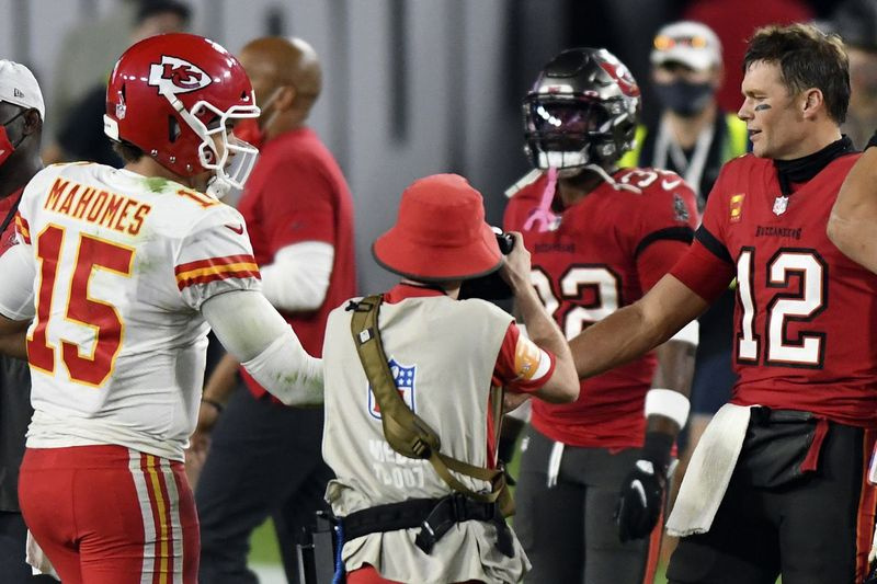 Patrick Mahomes (til venstre) ser ud til at blive den første startende quarterback, der gentager sig som Super Bowl-mester siden Tom Brady (til højre) i 2003 og 