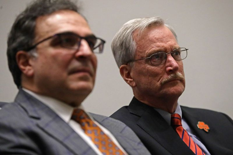 El presidente de los Bears, Ted Phillips (izquierda) y el presidente del equipo, George McCaskey, parecen estar utilizando la oferta de la franquicia por la propiedad del hipódromo internacional de Arlington para conseguir un mejor trato en Soldier Field.