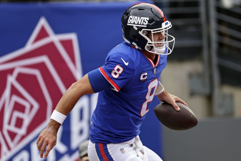   Rozohrávač Giants Daniel Jones reaguje po strelenom touchdowne proti Bears.