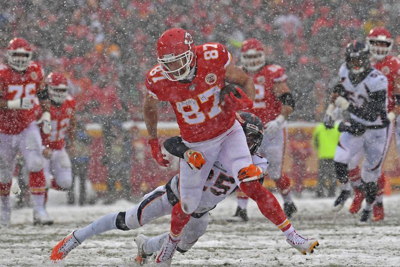 Travis Kelce atrapa el balón el domingo contra los Broncos.