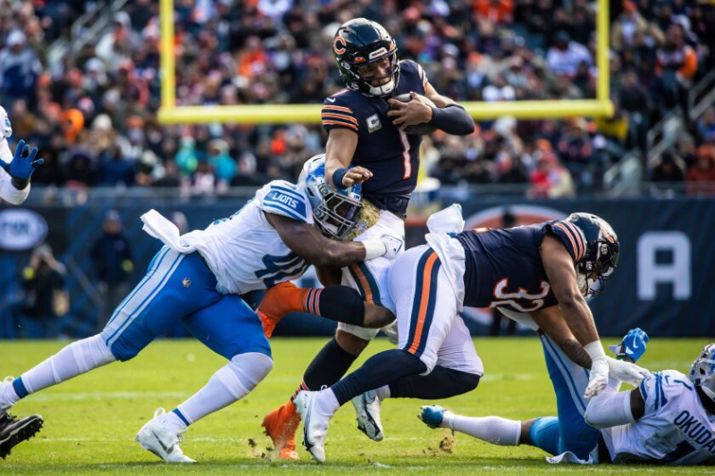   Et billede af Bears quarterback Justin Fields på en løbetur mod løverne.