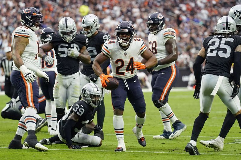 Bears rookie running back Khalil Herbert (24) havde 18 carries for 75 yards (4,2 gns.) mod Raiders søndag på Allegiant Stadium i Las Vegas.