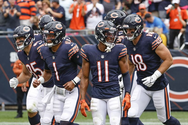 Darnell Mooney dan Justin Fields meraikan pendaratan bergegas Bears menentang Lions.