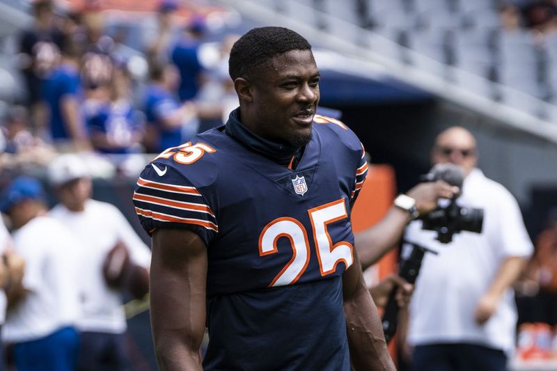 Fundașul de colț al Bears, Artie Burns, discută înainte de meciul de sâmbătă împotriva lui Bills.