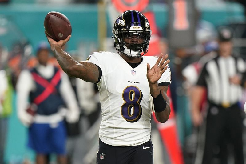 „Baltimore Ravens“ gynėjas Lamaras Jacksonas (8) taikosi per pirmąjį NFL futbolo rungtynių su Majamio „Dolphins“ kėlinį, ketvirtadienį, 2021 m. lapkričio 11 d., Majamio soduose, Fla. (AP nuotrauka / Wilfredo Lee) ORG XMIT: HRS204
