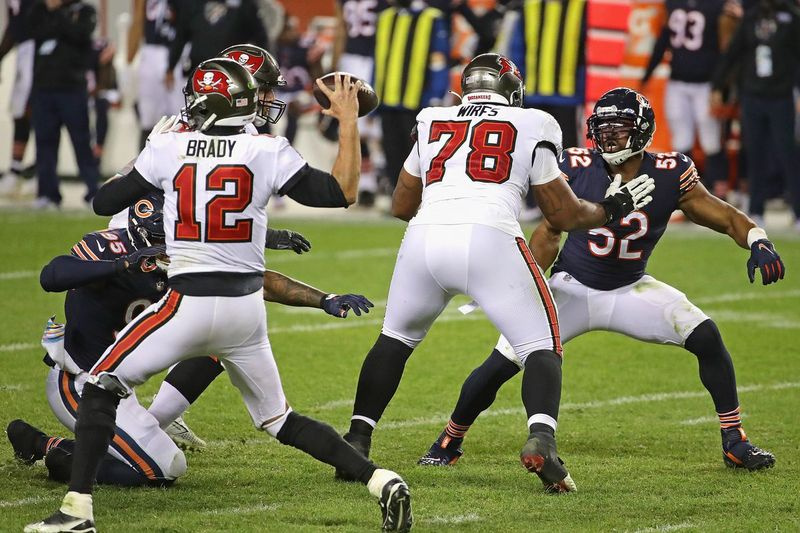 Rozgrywający Bucs, Tom Brady, rzuca się przeciwko Bears w zeszłym roku.