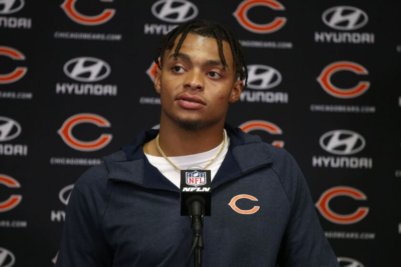  Et billede af Bears quarterback Justin Fields, der besvarer et spørgsmål på en pressekonference.