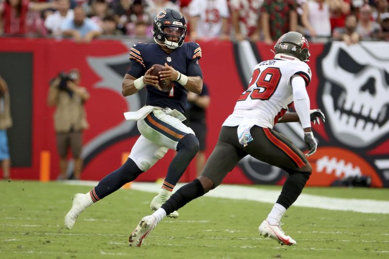 Il quarterback rookie dei Bears Justin Fields è stato esonerato quattro volte, ha fallito tre volte – perdendone due – e ha lanciato tre intercetti nella sconfitta per 38-3 contro i Buccaneers domenica al Raymond James Stadium di Tampa, in Florida.