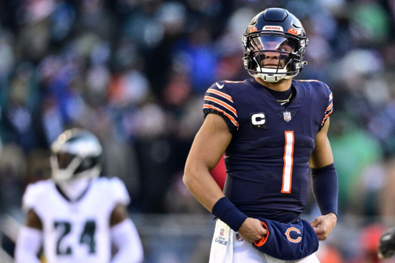   Bears rozgrywający Justin Fields patrzy na Eagles.