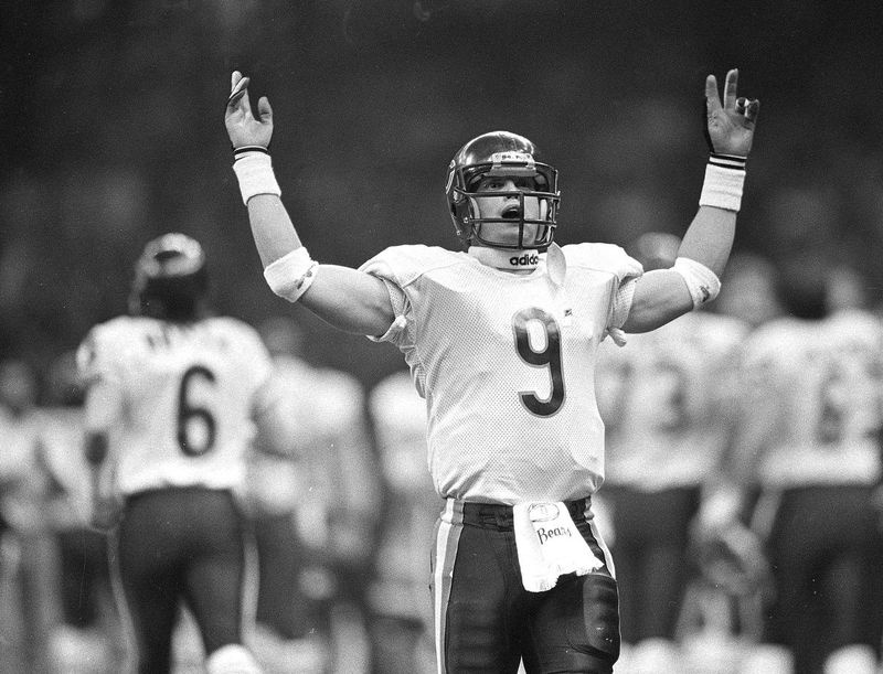 Bearsi tagamängija Jim McMahon töötab Super Bowl XX ajal publikuga.
