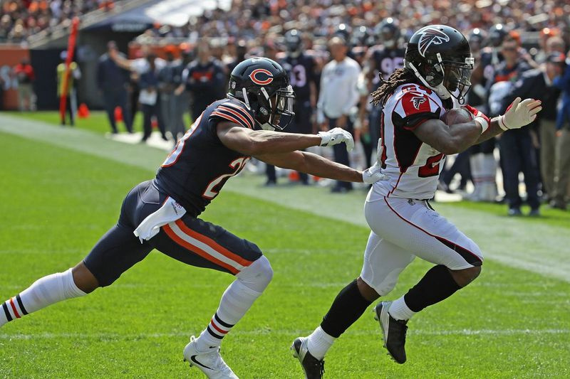Los Falcons anotan contra los Bears durante su enfrentamiento de 2017.