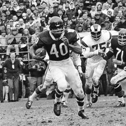 Bears running back Gale Sayers (40) løper for en 28-yard gevinst mot Los Angeles Rams, i Chicago.