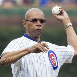 Gale Sayers kaster ut en seremoniell første pitch før en baseballkamp mellom Chicago Cubs og Atlanta Braves, i Chicago i 2014.