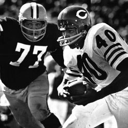 Gale sayers (40) løper mot Packers Ron Kostelnik i 1967.