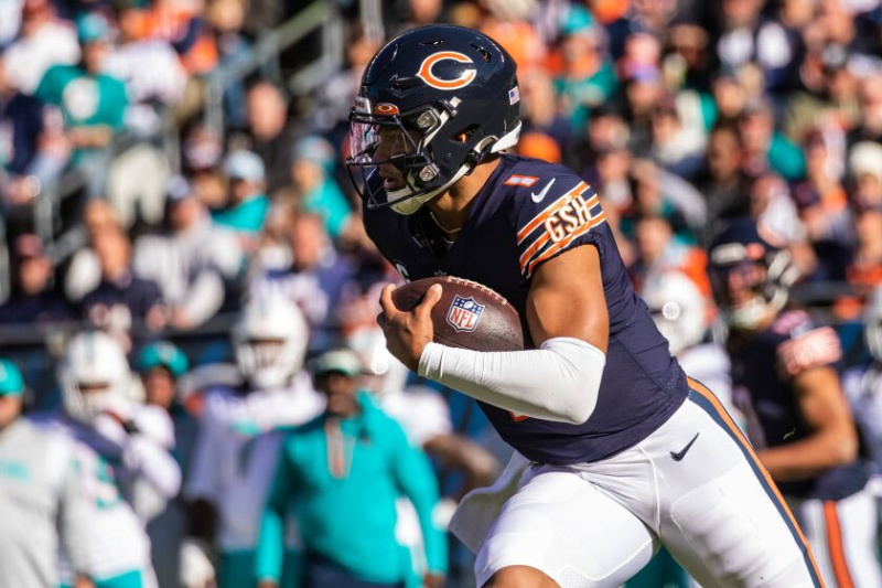  Bearsi tagamängija Justin Fields jookseb teisel veerandajal palli Soldier Fieldis Dolphinsi vastu.