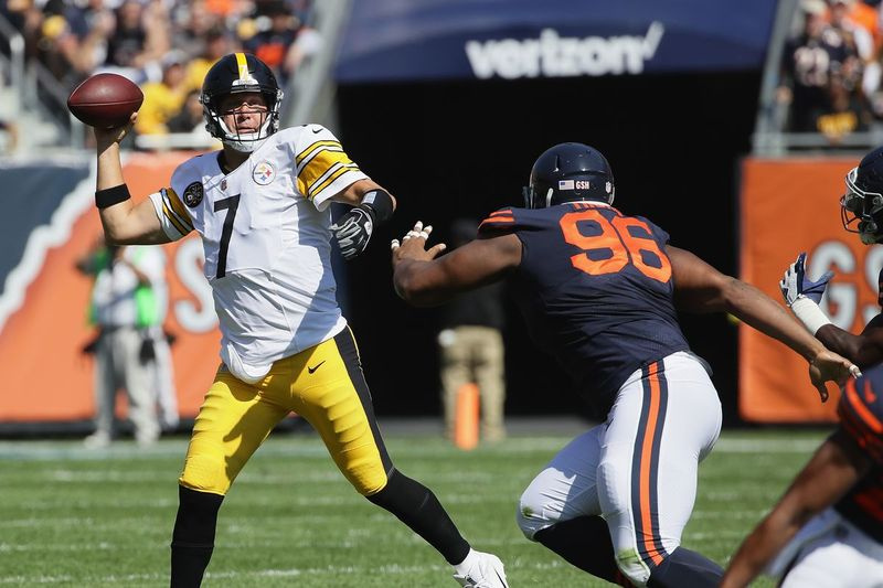 Bearsi kaitsemängija Akiem Hicks jahib 2017. aastal tagamängijat Ben Roethlisbergerit – Bearsi võitis 23:17.