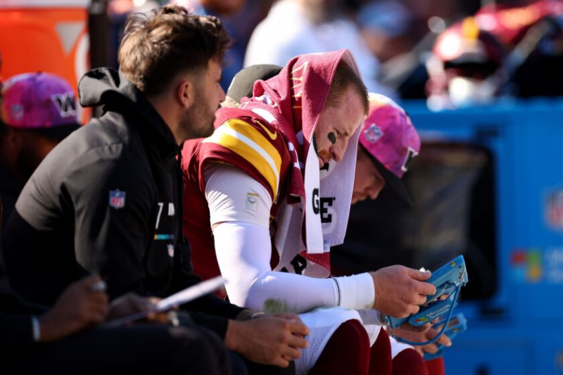   Carson Wentz, quarterbackul comandanților, stă pe margine duminică împotriva Titans.
