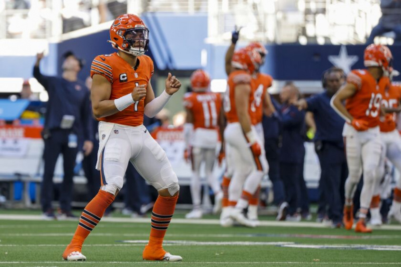   Rozgrywający Bears Justin Fields świętuje przyłożenie do Cowboys.