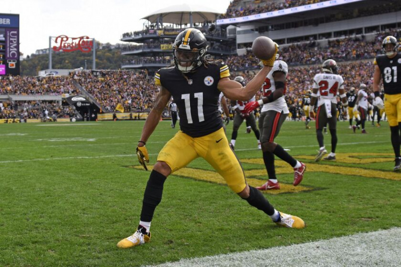   Ett foto av Steelers bredmottagare Chase Claypool som firar en landningsögonblick.