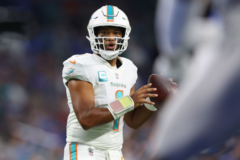  O quarterback dos Dolphins, Tua Tagovailoa, volta a jogar contra os Lions no domingo.