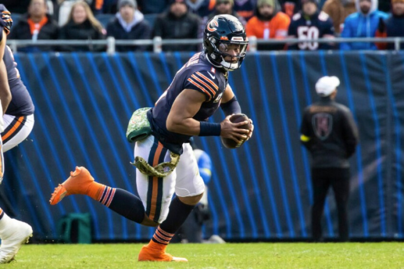   QBs med dubbla hot som Bills Josh Allen, Cardinals Kyler Murray, Bears Justin Fields (ovan), Cowboys Dak Prescott och Eagles Jalen Hurts är de rigueur i NFL dessa dagar. 
