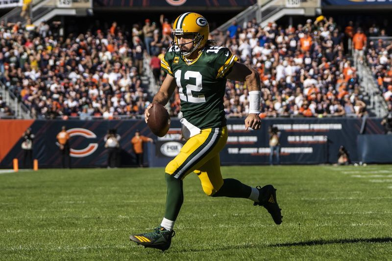 Packers aizsargs Ārons Rodžerss svētdienas ceturtajā ceturtdaļā steidzas pēc piezemējuma.