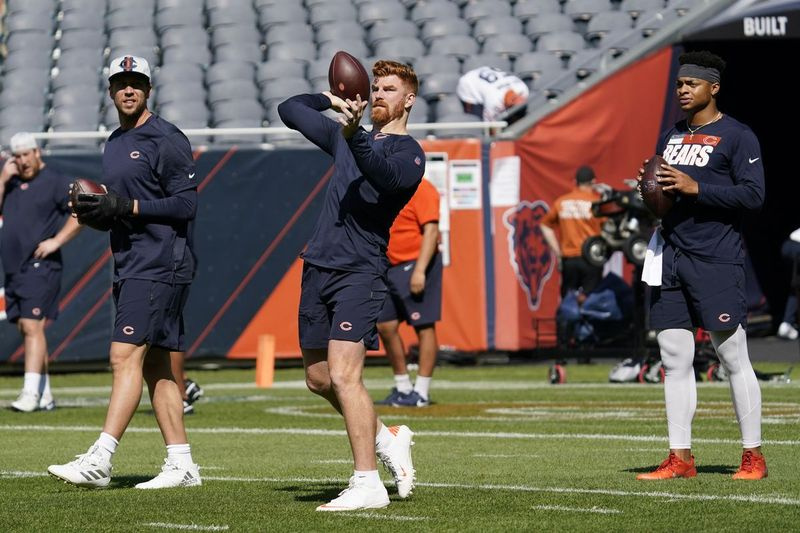 Foles (stânga), Dalton (centru) și Fields (dreapta) au fost toate opțiunile în această săptămână, potrivit antrenorului Bears, Matt Nagy.