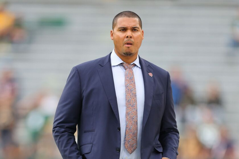   Bears general manager Ryan Poles gick med på att byta Roquan Smith till Ravens på måndagen.