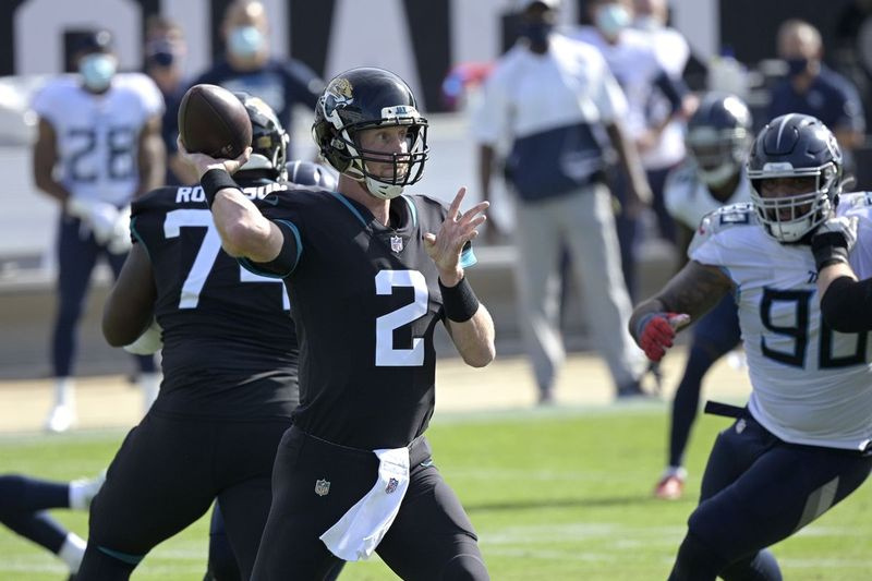 Jaguars-Quarterback Mike Glennon (2) könnte am Sonntag gegen sein ehemaliges Team antreten, wenn er Gardner Minshew zum Startsonntag gegen die Bears in Jacksonville besiegt. Glennon ist 0-3 bei drei Starts für die Jaguars in dieser Saison, mit einem Passer-Rating von 75,4 (drei Touchdowns, drei Interceptions) – fast identisch mit seiner Wertung von 76,9 (vier Touchdowns, fünf Interceptions) bei vier Starts bei den Bears im Jahr 2017.