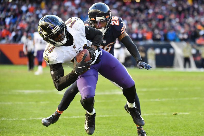 La sécurité des Bears Deon Bush (26 ans) arrive trop tard pour empêcher le receveur des Ravens Sammy Watkins (14) d